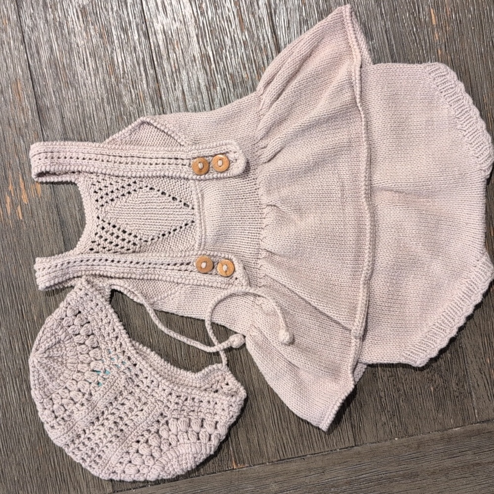 Miou Kids 100% Organic Cotton Knit Baby Romper With Wooden Buttons + Cap/Bonnet - Picture 2 of 4